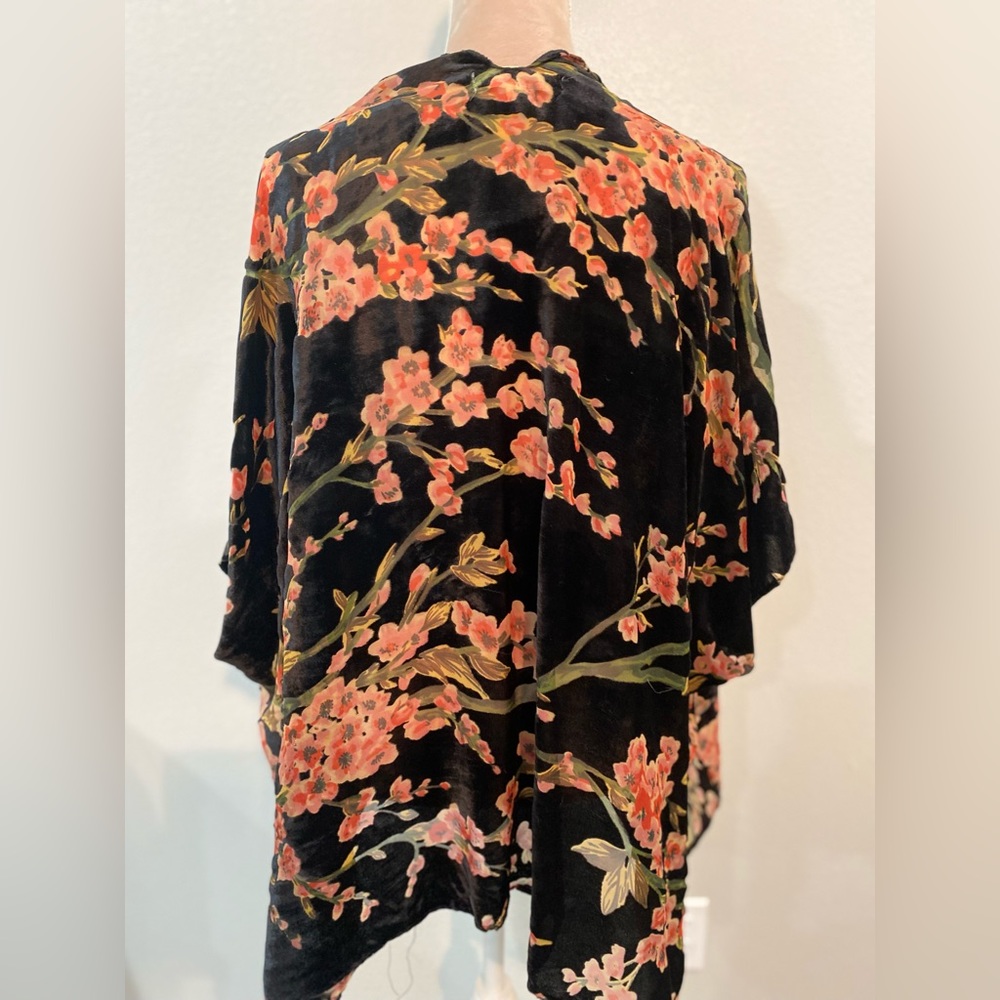 Francesca's Kimono - Picture 4 of 4